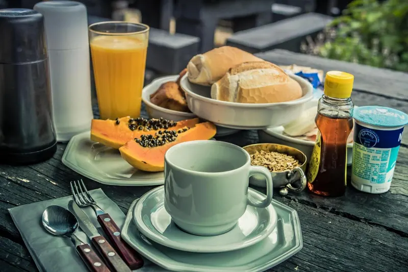 Café da manhã e refeições em Art BBQ Lodge