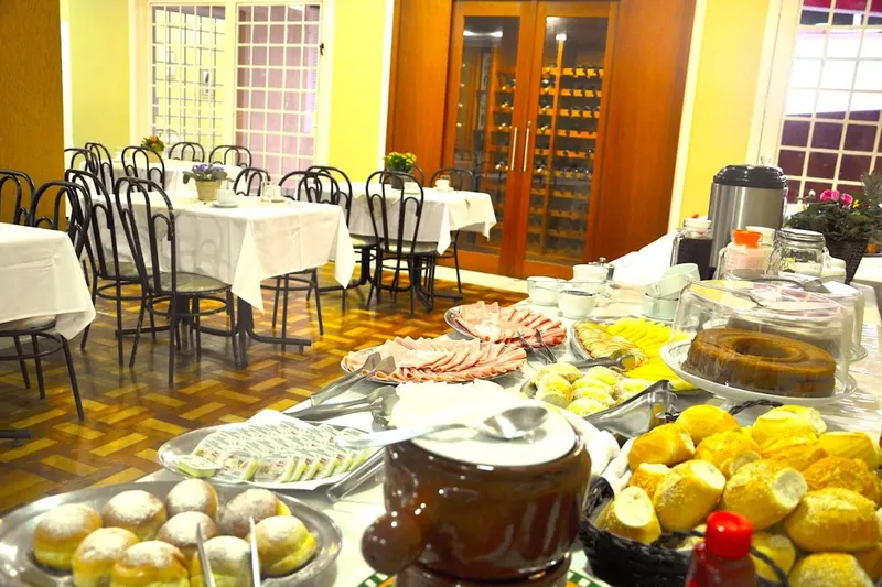 Café da manhã e refeições em Hotel Platanus