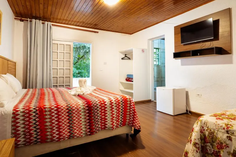 Quarto em Velinn Pousada Flores do Capivari