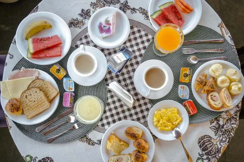 Café da manhã e refeições em VELINN Pousada Villa Paty I